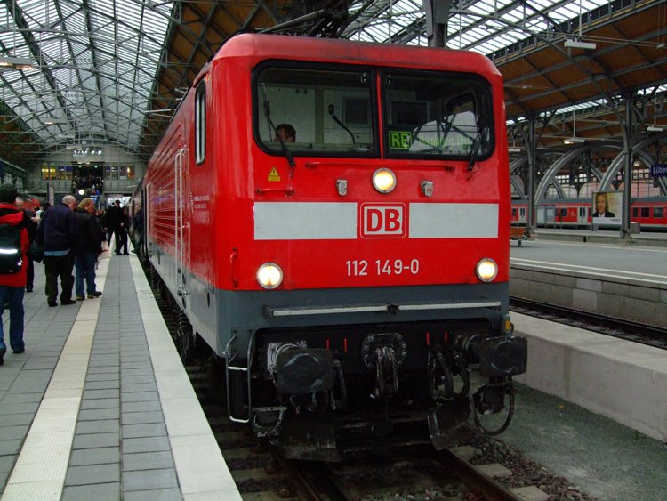 BR112 149-0(BW Kiel) mit RE21419 von Lbeck Hbf.nach Hamburg Hbf.kurz vor der Abfahrt im Lbecker Hbf.(13.12.08)