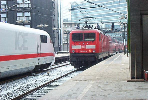 BR114 und ICE begenen sich bei der Ausfahrt am Bahnhof ZOO