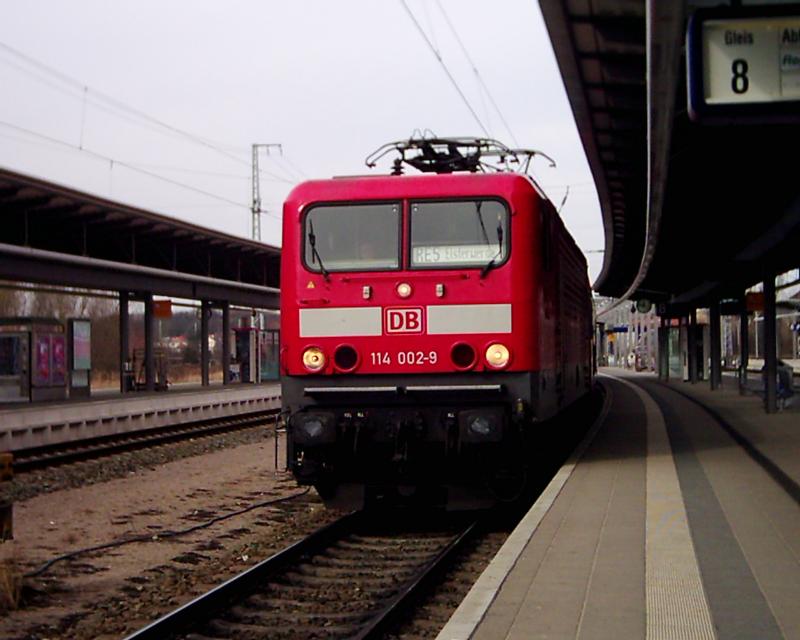 BR114 mit RE 33109 Richtung Elsterwerda im Bahnhof Rostock Hbf.