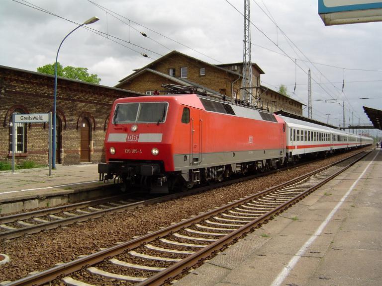 BR120 109 mit IC2106 nach Stralsund bei ihrem Halt im Greifswalder Hbf. (09.05.03)