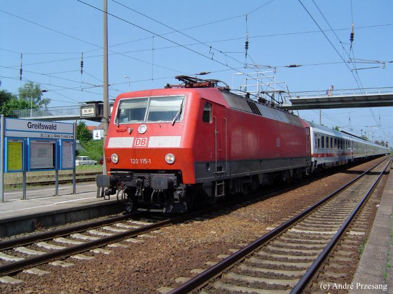 BR120 115 mit IC2103 von Stralsund nach Frankfurt/Main im Greifswalder Hbf am 02.06.03.