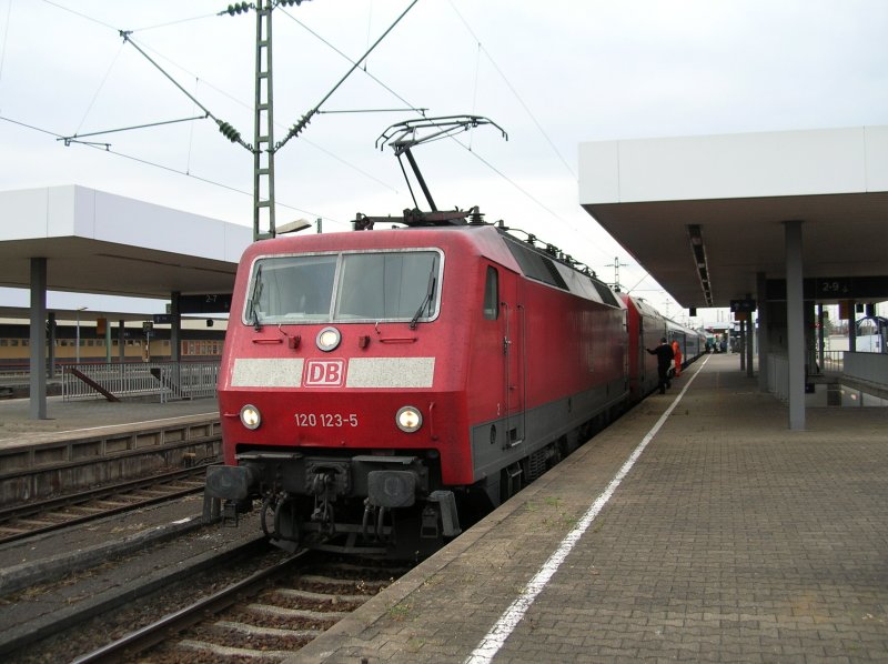 Br120 123-5 hat den CNL aus Kopenhagen und die Br101 123 abgeschleppt. Die Br 120 musste in Frankfurt drangehangen werden, weil die Br101 ein Defekt mit der Heizung hatte, so der Lokf�hrer. Der CNL hatte in Basel angekommen sentationelle 230min versp�tung.      21.10.07