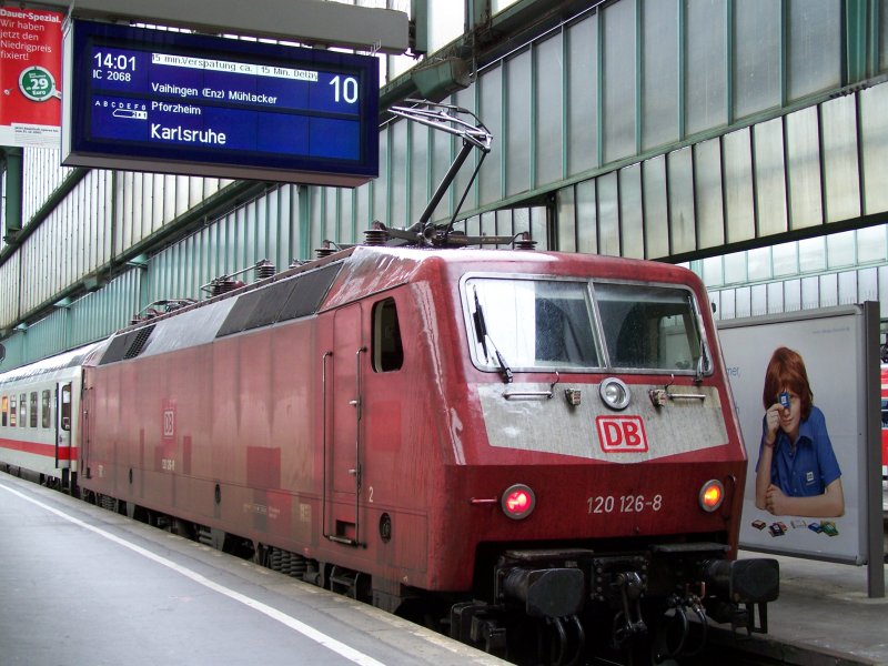Br.120 126-8 mit IC2068 von Nrnberg Hbf nach Karlsruhe Hbf im Bahnhof Stuttgart HBF. Aufgenommen am 3.Juli 2007
