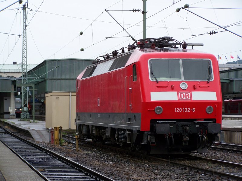 Br.120 132-6 als solo im Bahnhof Stuttgart. Sie wurde spter an den EC  Wrthersee  nach Dortmund Hbf gehngt. Aufgenommen im July 2007