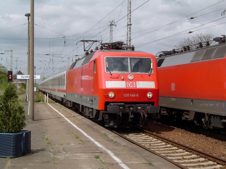 BR120 146 mit IC2105 nach Frankfurt/Main im Hbf Greifswald. (09.05.03)