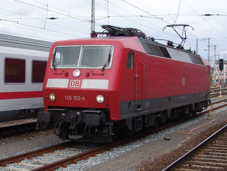 BR120 152-4 kurz nach der Ankuft im Bahnhof Stralsund.Aufgenommen am 06.08.08