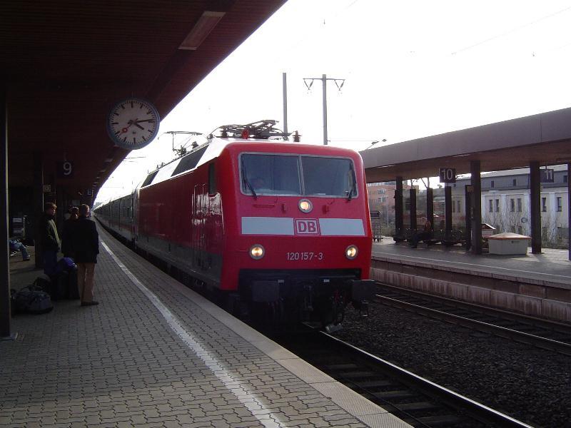 BR120 157-3 durchfhrt mit ihrem IC den Gttinger Hbf. (27.03.04)
