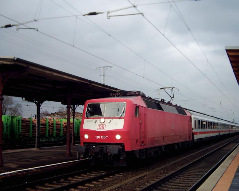 BR120 im Bahnhof Stendal mit IC2543 in Richtung Berlin-Ostbahnhof