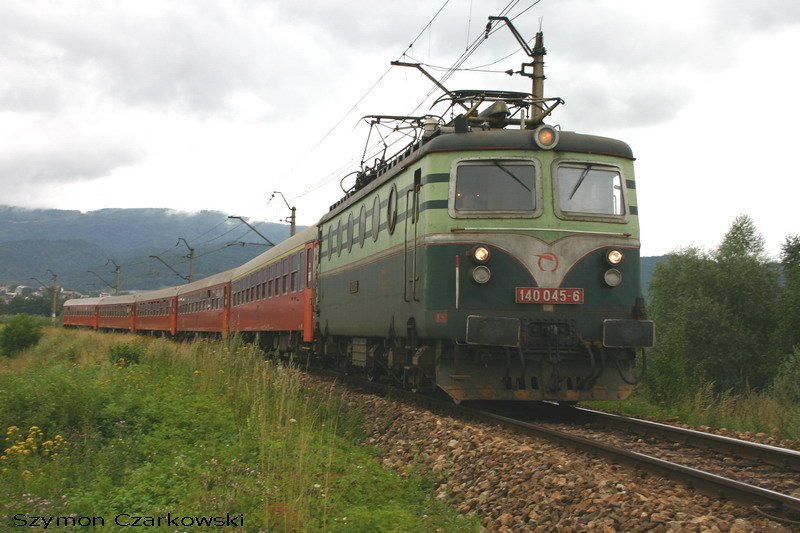 BR140 045-6 mit Personenzug  Goral  aus Katowice zu Bratislava in der Nhe von Zywiec am 05.08.2006