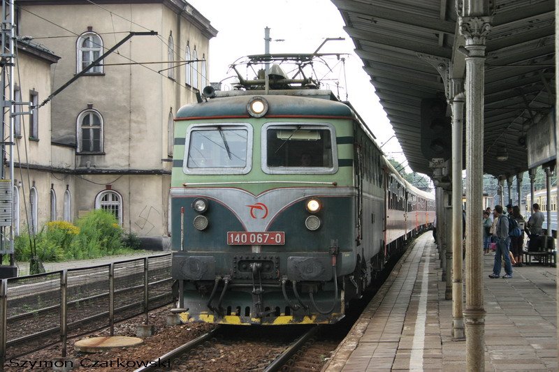 BR140 067-0 mit Personenzug  Goral  in Czechowice-Dziedzice am 11.08.2006
