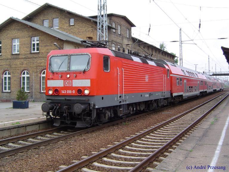 BR143 018 bei der Ausfahrt aus dem Greifswalder Hbf in Richtung Stralsund am 01.06.03.