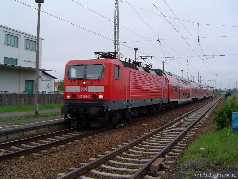 BR143 018 mit einem RE bei der Einfahrt in den Hbf Greifswald am 01.06.03.