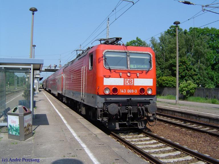 BR143 069 im Greifswalder Hbf am 02.06.03. Kurze Zeit sp�ter zog sie ihren Dosto-RE in Richtung Berlin weiter.