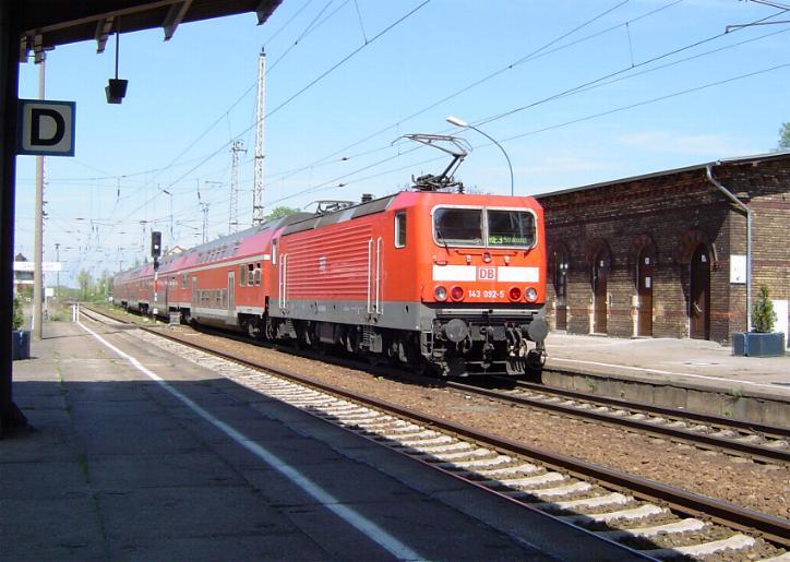 BR143 092 verlt mit einem RE der Linie 3 den Greifswalder Hbf in Richtung Stralsund. (08.05.03)