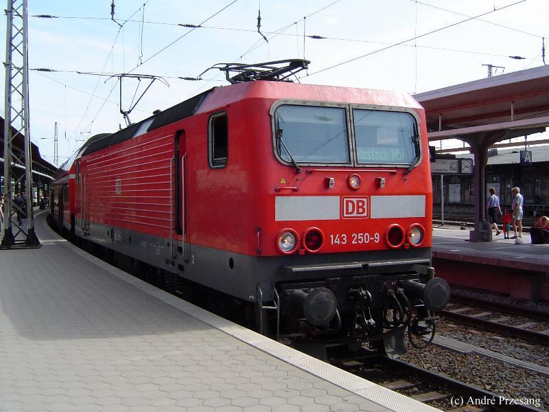 BR143 250 wartet hier mit ihrer RB (Stralsund-Rostock) im Stralsunder Hbf auf die Abfahrt. (05.06.03)