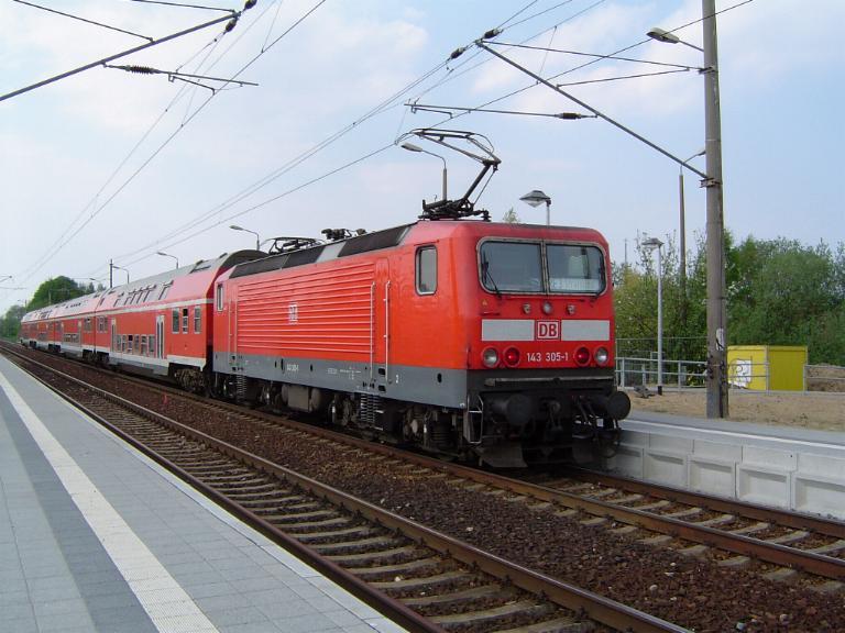 BR143 305 mit einem RE in Greifswald Sd. (11.05.03)