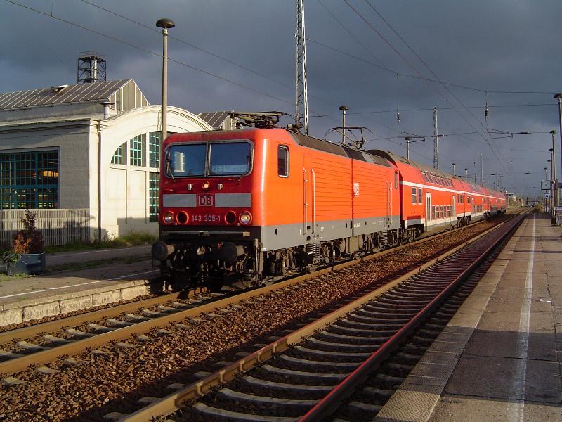 BR143 305 zieht hier gerade ihren RE der Linie 3 in den Greifswalder Hbf, um kurz darauf in Richtung Stralsund weiterzufahren. (23.10.03)
