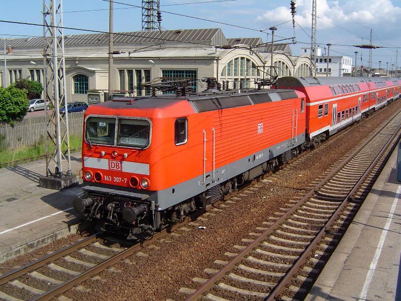 BR143 307 mit einem RE bei der Einfahrt in den Greifswalder Hbf. (28.06.03)