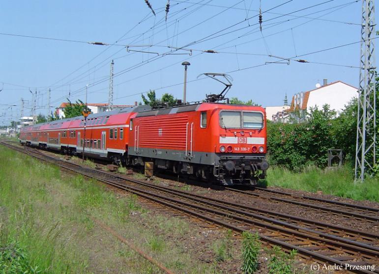 BR143 326 schiebt gerade ihren RE in Richtung Greifswald Hbf, welcher kurz darauf nach Stralsund weiterfahren wird. (02.06.03)