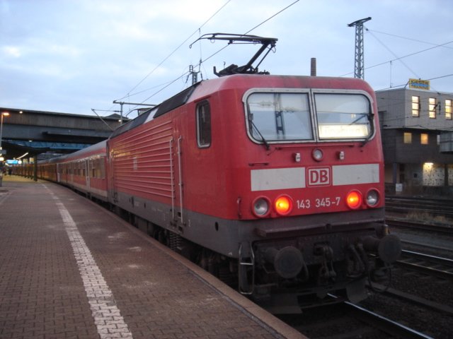 Br.143 345-7 mit einem RE-Zug im Bahnhof Hamburg-Harburg. Aufgenommen im Januar 2007.