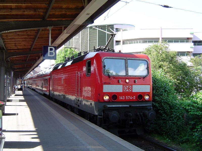 BR143 574 mit beiden Stromabnehmern am Fahrdraht! Der Lokf�hrer wechselte gerade seinen Arbeitsplatz vom Steuerwagen zur 143, wobei er seine Lok auf die Weiterfahrt vorbereitete. Die RB fuhr kurze Zeit sp�ter aus dem Stralsunder Hbf auf die Insel R�gen in Richtung Bergen. (12.06.03)