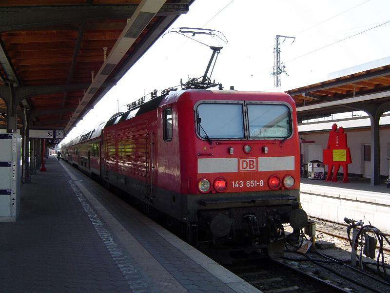 BR143 651 brachte mich gerade mit dem RE 3 von Greifswald nach Stralsund. Der RE wird fast eine ganze Stunde Aufenthalt im Stralsunder Hbf haben, bevor es wieder zur�ck in Richtung Belzig geht! (12.06.03)