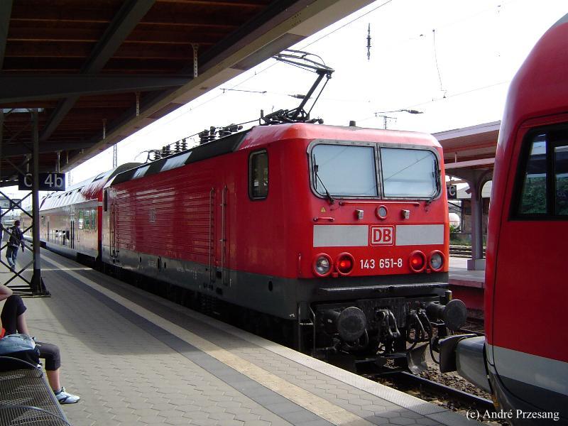 BR143 651 wartet hier mit ihrem RE im Stralsunder Hbf auf die Abfahrt in Richtung Pasewalk. (05.06.03)