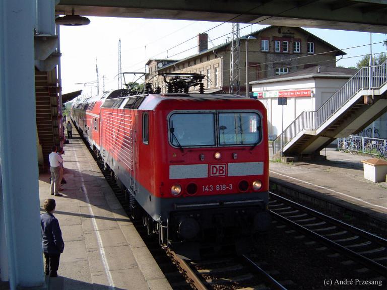 BR143 818 bei der Einfahrt in den Hbf Greifswald mit einem RE der Linie 3. (31.05.03)