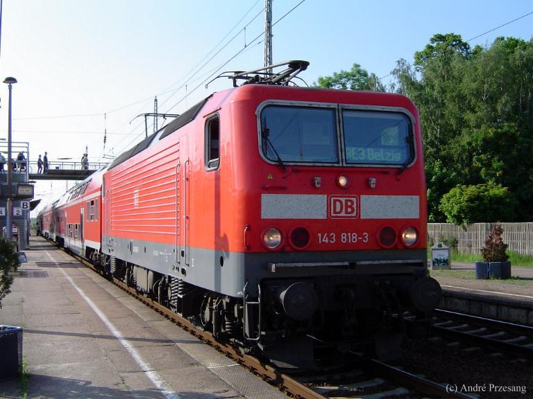 BR143 818 kurz vor der Abfahrt aus dem Greifswalder Hbf mit ihrem RE der Linie 3 nach Belzig. (aufgenommen am letzten Tag des Wonnemonats - 31.05.03)
