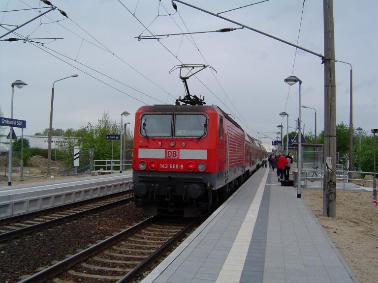 BR143 868 mit einem RE (Linie 3) in Greifswald Sd am 09.05.03.