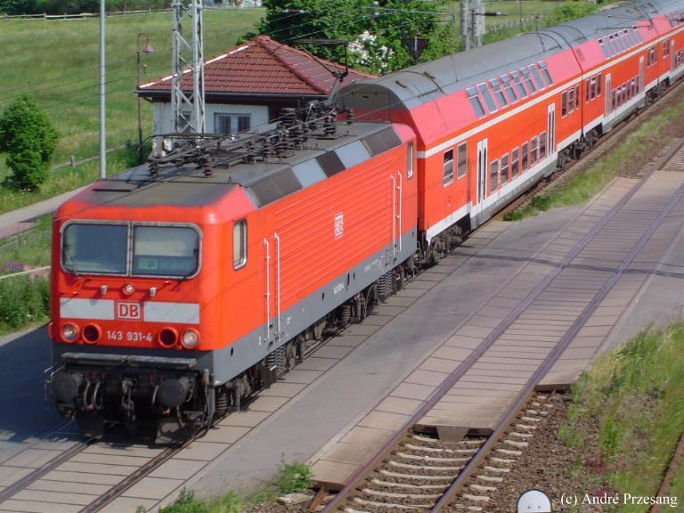 BR143 931 mit einem RE der Linie 3 zwischen Greifswald Sd und Greifswald Hbf am 01.06.03.