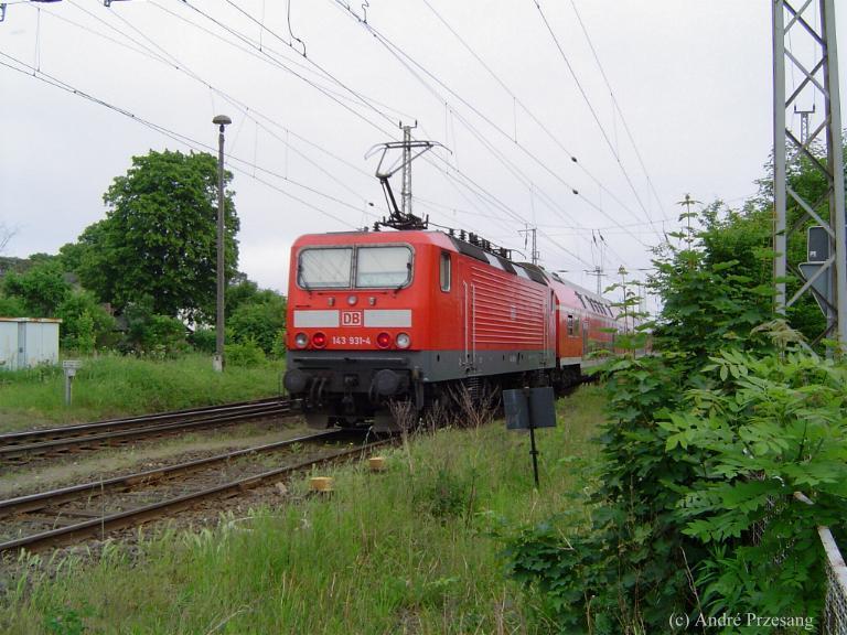 BR143 931 schiebt gerade ihren RE aus Stralsund kommend in den Greifswalder Hbf. (01.06.03)