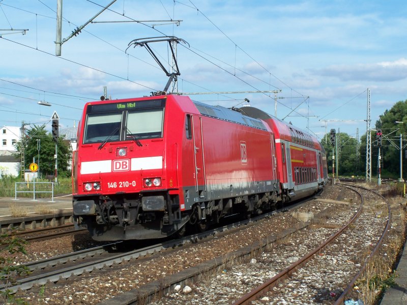 Br.146 210-0 schob am 13.Juli 2007 einen Dostozug von Stuttgart Hbf nach Ulm Hbf. Hier bei der Ausfhart des Bahnhofes Gppingen.
