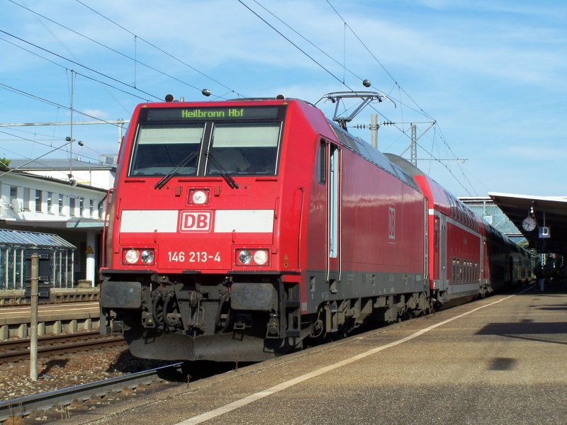 Br.146 213-4 mit einem Dostozug im Bahnhof Gppingen. Der Zug fuhr nach Heilbronn Hbf. Aufgenommen im Juli 2007.
