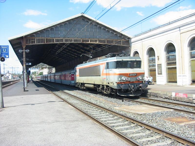 BR15 der SNCF mit ihrem Talgo von Barcelona nach Montpellier am 23.8.2005 in Beziers. Dieser Zug verkehrt dreimal in Richtung Montpelier und zwar um 8 Uhr, 13 Uhr und 18 Uhr und in Richtung Barcelona um 10 Uhr, 15 Uhr und um 20 Uhr.