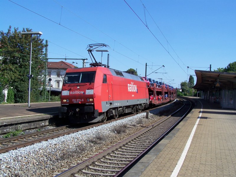 Br.152 076-6 durchfuhr den Bahnhof Stuttgart-Untertrkheim mit einem Gterzug, bestehend aus Autowagen und einer Reihe 6 Achser.
Aufgenommen im Juli 2007