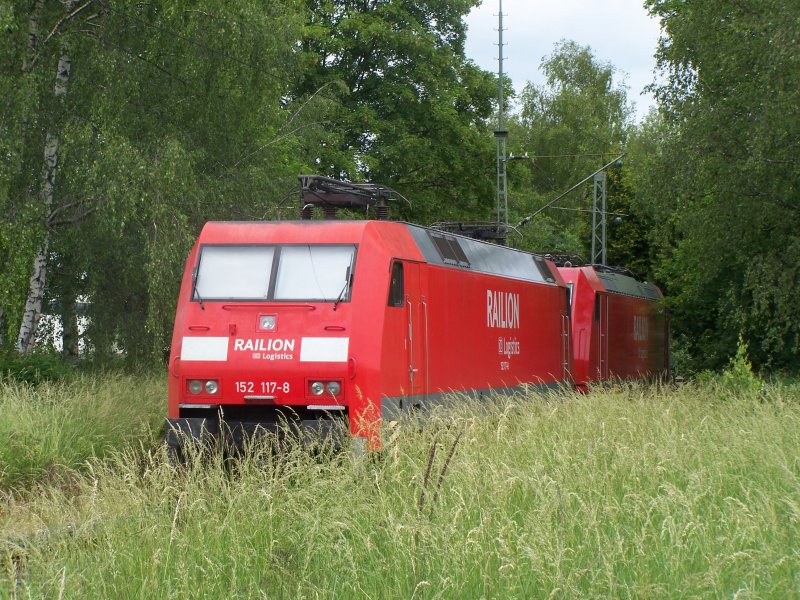 Br.152 117-8 und eine weitere Gterlok, hatten am 31.05.07 ein Abstellplatz im grnen. Aufgenommen im Bahnhof Crailsheim.