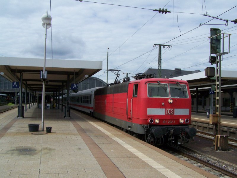 Br.181 222-1 fuhr im August 2007 mit einem Leerzug durch den Bahnhof Karlsruhe Hbf, der Leerzug wurde nach Saarbrcken Hbf gebracht.
