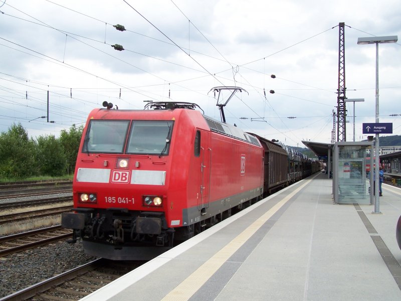 Br.185 041-1 mit einem gemischten Gterzug GZ bei der Durchfahrt durch Aschaffenburg Hbf. Aufgenommen am 2.August 2007