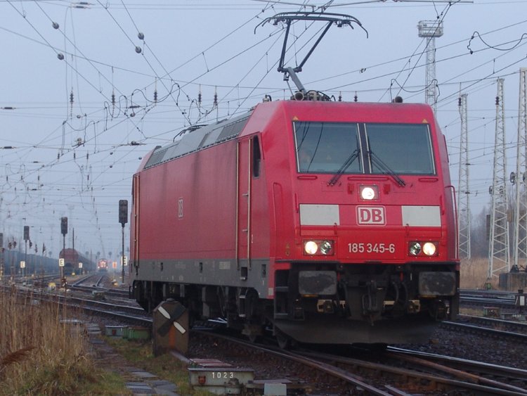 BR185 345-6 wird in krze den LKW-Walter von WRS nach Verona im Bahnhof Rostock-Seehafen bespannen.(18.01.09)