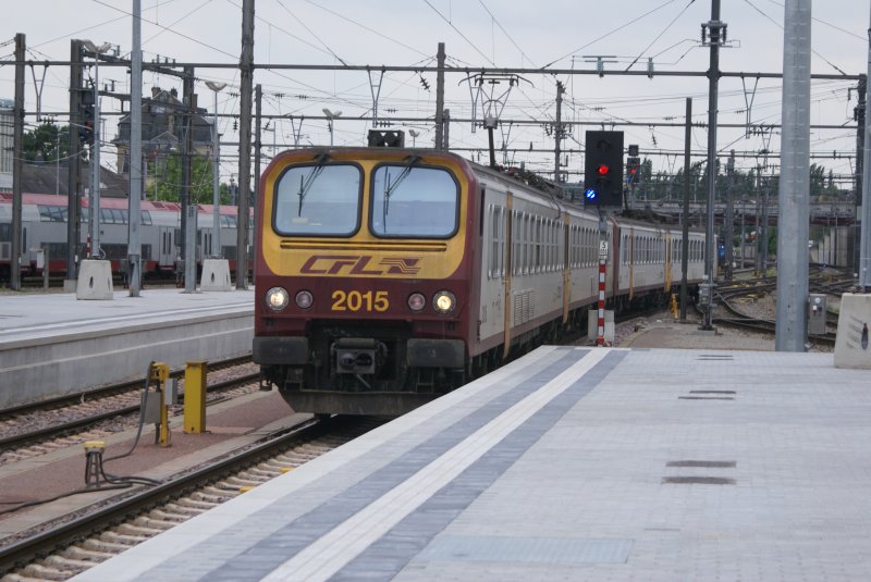 BR200 Nr. 2015 aus Bettemburg kommend bei der Einfahrt in den Bahnhof Luxemburg. 21.07.2007