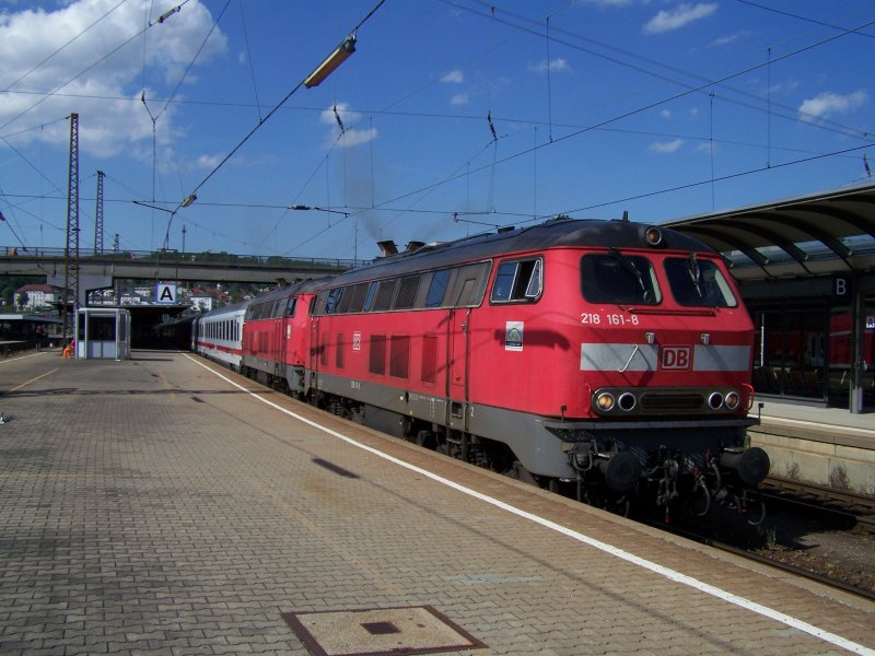 Br.218 161-8 und einer weiter 218er bei der Ausfahrt mit einem IC aus dem Bahnhof Ulm Hbf. Aufgenommen am 27.Juli 2007