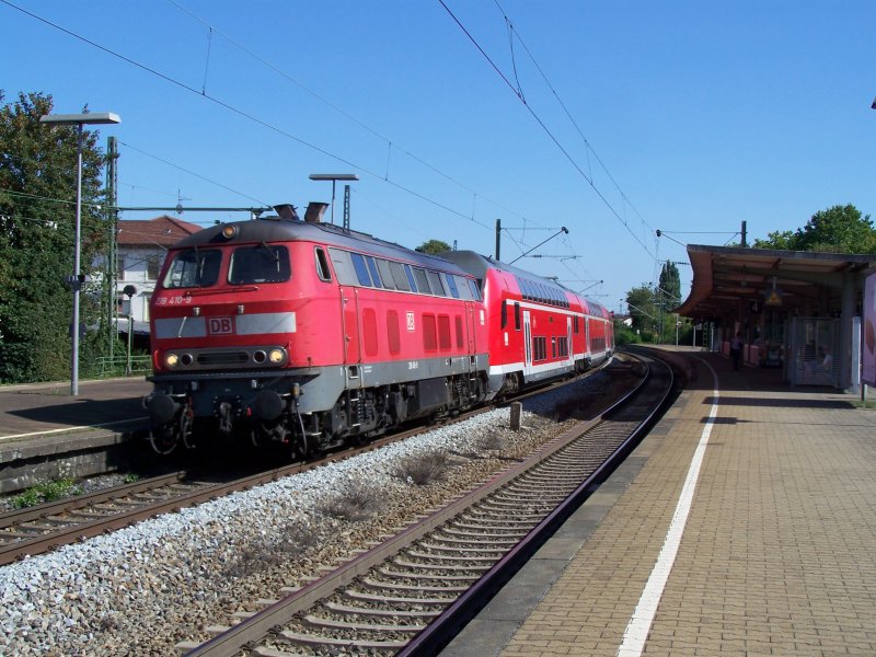 Br.218 410-9 fuhr im August 2007 mit einem IRE von Lindau Hbf nach Stutgart Hbf. Hier bei der durchfahrt des Bahnhofes Stuttgart-Untertrkheim.