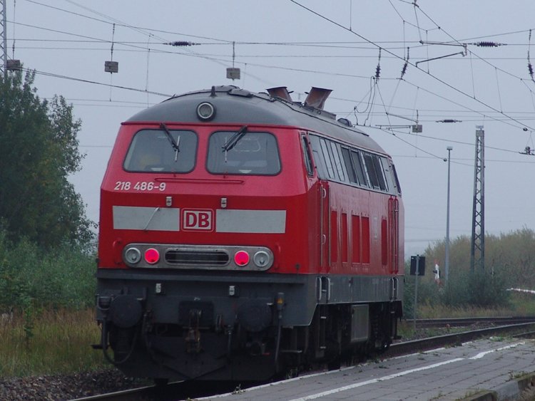 BR218 486-9 als LZ79101 von Stralsund nach Lbeck bei der Durchfahrt im Bahnhof Bentwisch.(12.10.08)