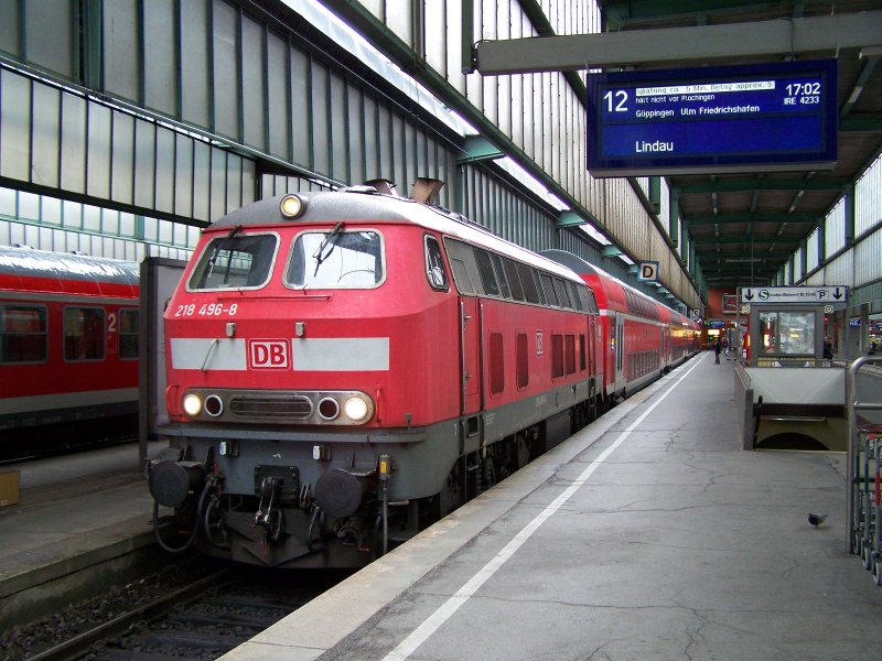 Br.218 mit IRE4233 nach Lindau Hbf, im Bahnhof Stuttgart Hbf. Aufgenommen am 3.Juni 2007