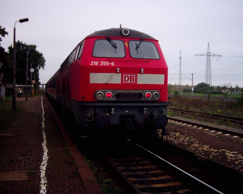 BR218 mit einer RB aus Rathenow in Richtung Stendal im Bahnhof Schnhausen/Elbe