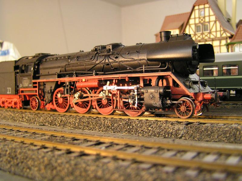 BR22 DDR. Auf Rivarossi BR39 aufgebaut. Gehuse wie gehabt so oft: Piko 03/41. Tender: irgendwas, es hngt immer ein anderer dran. Bei T34/T32 mache ich keine Baureihenschilder dran, so kann ich sie freizgig benutzen.
