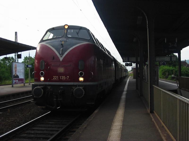 BR221-135 (V200) ist mit einem Sonderzug der mit Wagen aus den 30er und 50er bestckt ist bei der Durchfahrt von Bensheim, sie biegt ab Bensheim auf das Gleis in Richtung Worms Hbf ab.
25.06.2005