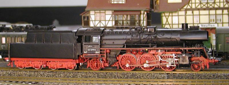 BR23 DDR Neubau. Die Grundlage zum Fahrwerk fand ich im Rinnstein: ein Stck rechteckiges Aluprofil. Passte genau. Aufbauten: 03/41 von Piko. Vorderes Chassisteil: Piko BR66. 