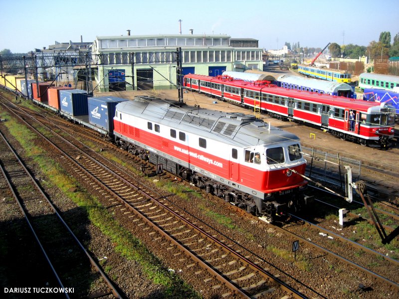 BR232 660-1 von der east-west-railways fhrt mit einem Containerzug  am 25.09.2007 durch Bydgoszcz.